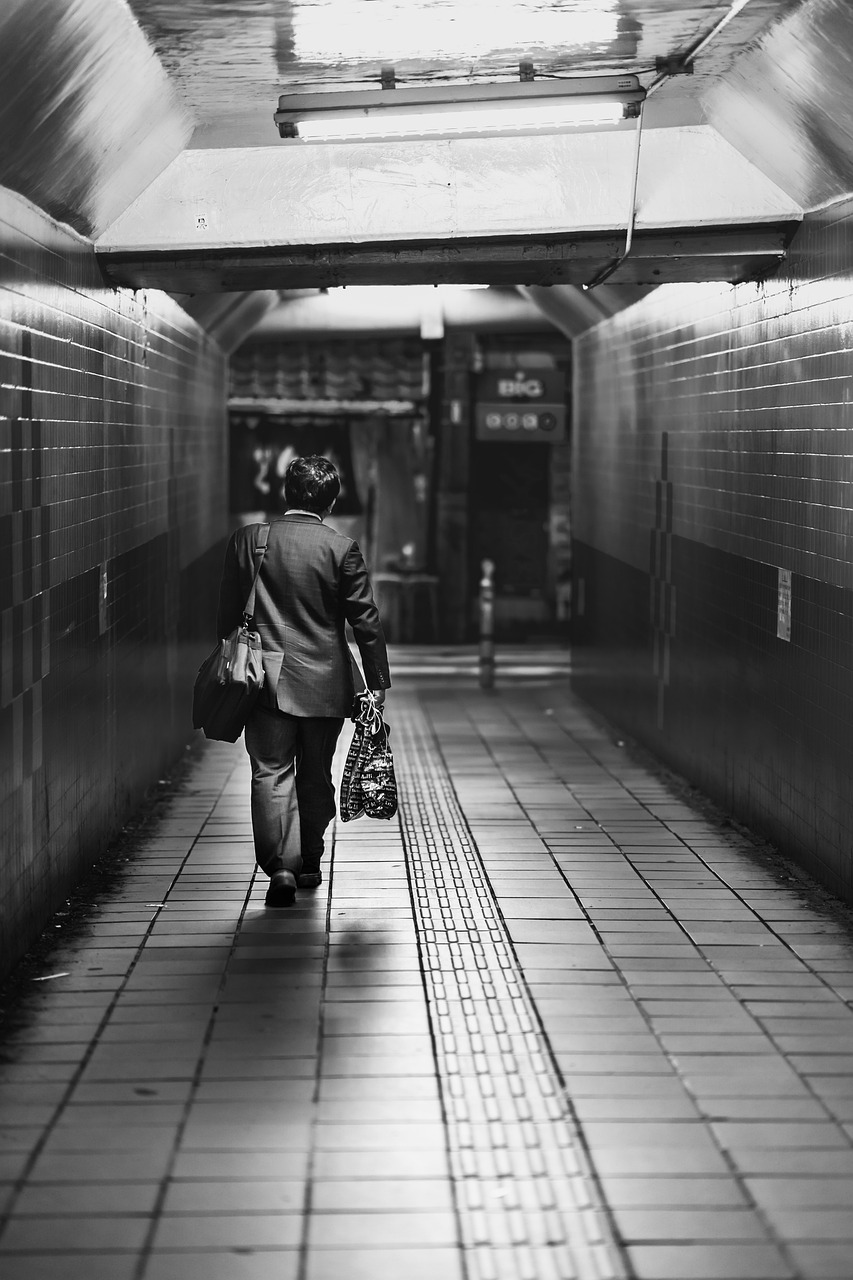 subway, businessman, walk-4807266.jpg